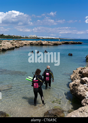 dh Loumbardi Bay PROTARAS CYPRUS Subaqua divers learning to scuba dive leisure diving women island greece Stock Photo