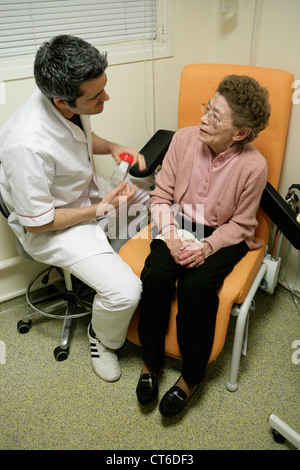 ELDERLY P., RESPIRATORY PHYS. TH Stock Photo