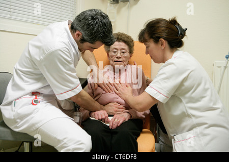 ELDERLY P., RESPIRATORY PHYS. TH Stock Photo