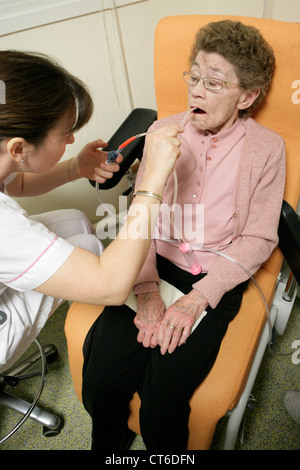 ELDERLY P., RESPIRATORY PHYS. TH Stock Photo