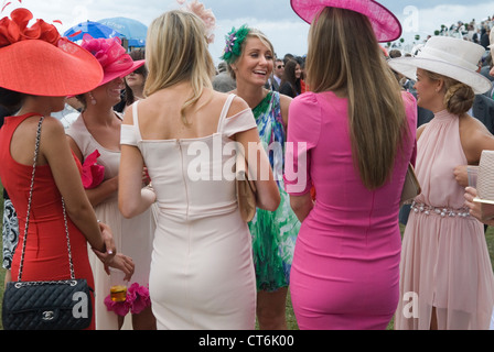 Women friends 2010s UK Royal Ascot horse racing Berkshire. Group of fashionable women a day out together at the races. 2010s  England  HOMER SYKES Stock Photo