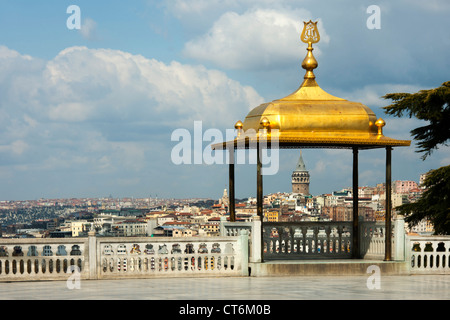 Türkei, Istanbul, Topkapi Saray, Vierter Hof, Iftar-Laube mit goldenem Dach. Blick auf den Galataturm. Stock Photo