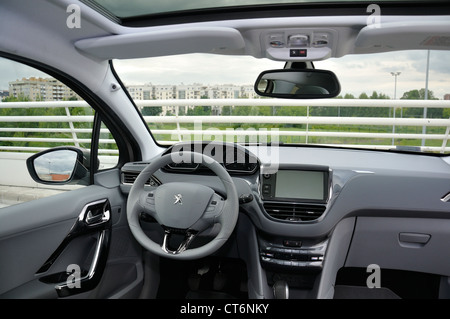  Tablero interior de Peugeot fotografías e imágenes de stock de alta resolución