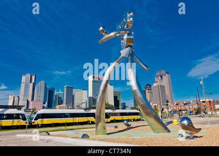 The Traveling Man - Walking Tall, 38-foot-tall, one of three stainless steel sculptures in the Deep Ellum area of Dallas, Texas. Stock Photo