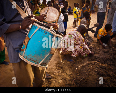 Musicians at Crepissage festival. Restoration with fresh mud of the Sankore mosque.Timbuktu. Mali. North West Africa. Stock Photo