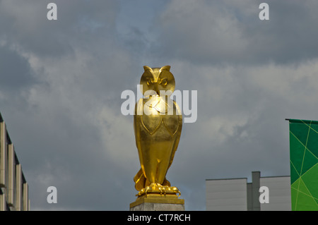 The symbol of Leeds, Golden Owl on the civic hall, millennium square Stock Photo