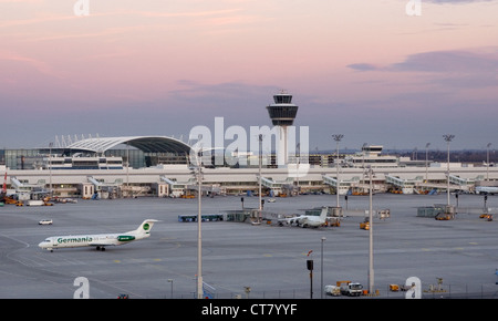 Muenchen, overview of the airport runway with Flughafengebaeude Stock Photo