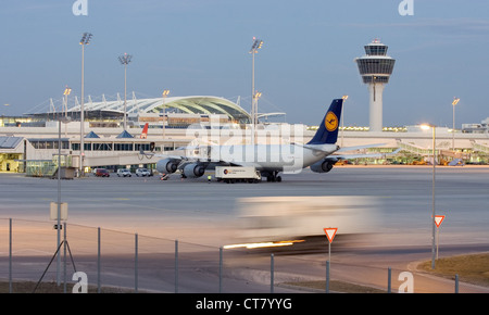 Muenchen, overview of the airport runway with Flughafengebaeude Stock Photo