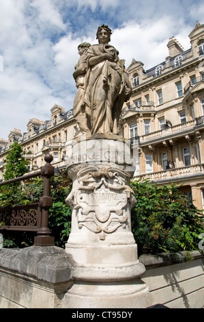 Statue, Cambridge Gate with mansion block flats behind, Regent's Park, London England UK Stock Photo