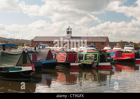 Narrowboats moored in the marina beside the Severn at Stourport-on-Severn, southern terminus of the Staffs & Worcs Canal Stock Photo