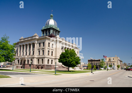 Wisconsin, Manitowoc. 8th Street view of Manitowoc County Courthouse, c.1906, listed in National Register of Historic Places. Stock Photo