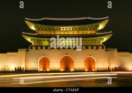 Gwanghwamun gate of Gyeongbokgung palace in seoul south korea at night Stock Photo