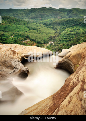 View at the surrounding mountains atop of Diyaluma Waterfall, Haputale Wellawaya, Hill Country, Sri Lanka Stock Photo