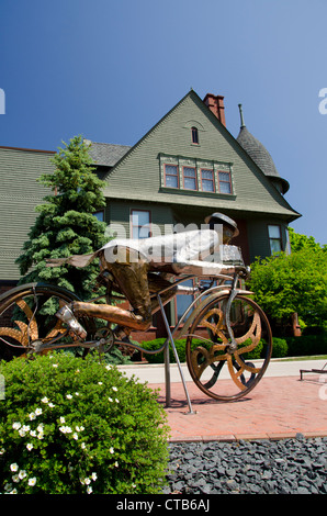 Wisconsin, Manitowoc. RAHR West Art Museum housed in historic Queen Anne style Victorian mansion built in 1891. Stock Photo