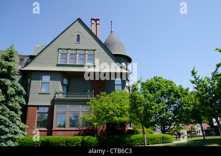 Wisconsin, Manitowoc. RAHR West Art Museum housed in historic Queen Anne style Victorian mansion built in 1891. Stock Photo