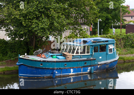 Dilapidated old river boat on the Bridgewater Canal at Stockton Heath, Cheshire Stock Photo