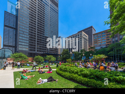 Office workers lunching in front of Jackson Boulevard entrance to Willis Tower (formerly Sears Tower), Chicago, Illinois, USA Stock Photo