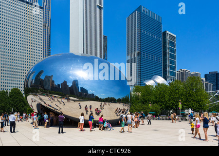 Anish Kapoor's 'Cloud Gate' sculpture in Millennium Park, Chicago, Illinois, USA Stock Photo