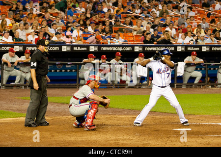 New York Mets' Jose Reyes points to the sky crossing the plate