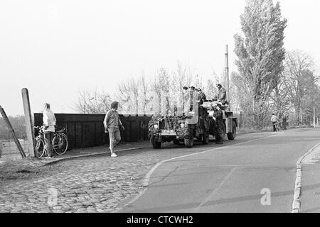 The Berlin Wall and British soldiers at Staaken during the cold War Stock Photo