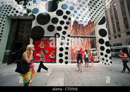 Storefront of Louis Vuitton on Fifth Avenue. The luxury tents, which Stock Photo: 76295525 - Alamy