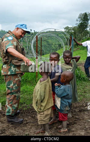 Congolese soldier with children, FARDC, Mushake, Democratic Republic of Congo Stock Photo