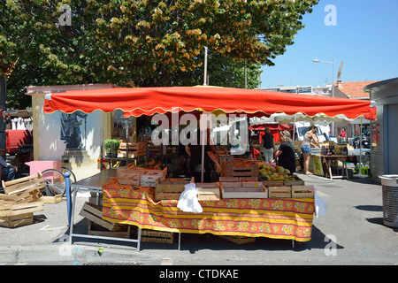 Outdoor food market, Cité Marchande, Cagnes-sur-Mer, Côte d'Azur, Alpes-Maritimes, Provence-Alpes-Côte d'Azur, France Stock Photo