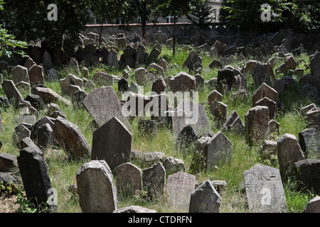 Tombstones at the Old Jewish cemetery with Klaus Synagogue background. Prague, Czech Republic Stock Photo