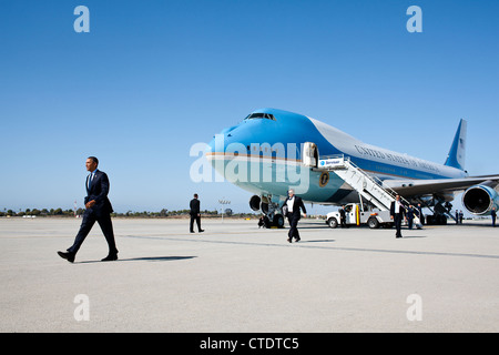 US President Barack Obama walks across the tarmac after arriving on Air Force One at Los Angeles International Airport June 6, 2012 in Los Angeles, CA. Stock Photo