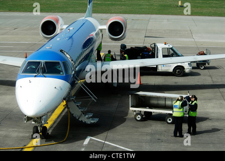 Airport ground crew unloading luggage from baggage carousel Stock Photo: 122630134 - Alamy