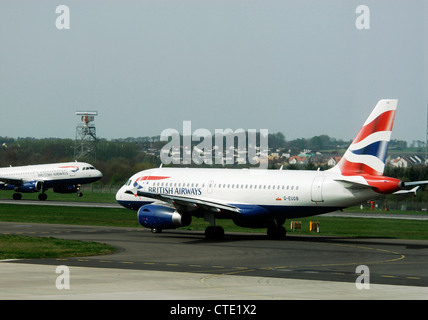 G-EUOB - British Airways Airbus A319 131 aircraft taxi's at Edinburgh airport Stock Photo