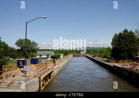 New York, Mohawk River, Erie Canal (The Flight of Five) Lock 5 at Waterford. Stock Photo