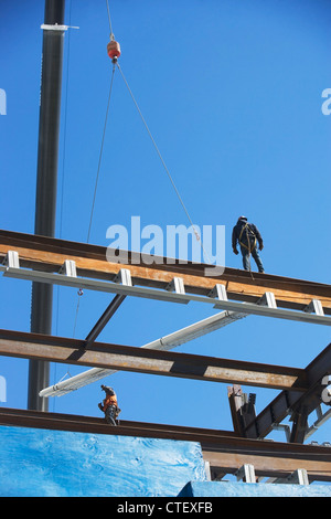 USA, New York, Long Island City, Construction workers on construction frame Stock Photo