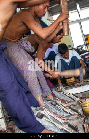 King Galon Gold Leaf Workshop and store, Mandalay, Myanmar Stock Photo