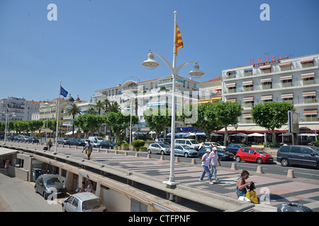 Beach promenade, Saint-Raphaël, Côte d'Azur, Var Department, Provence-Alpes-Côte d'Azur, France Stock Photo