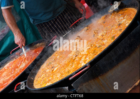 Una grande padella per paella di cottura su un fuoco di legno a un festival  di frutti di mare a Santa Barbara in California Foto stock - Alamy