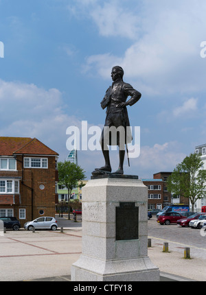 dh Lord Nelsons Statue UK PORTSMOUTH OLD HAMPSHIRE ENGLAND Statue of Vice Admiral Horatio Nelson historic naval hero monument historical monuments Stock Photo