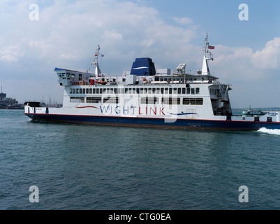 dh Old Portsmouth PORTSMOUTH HAMPSHIRE Wightlink ferry boat St Helen leaving Portsmouth harbour Stock Photo