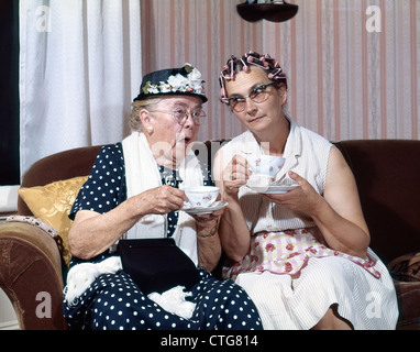 1950S two ELDERLY DRINKING  TEA GOSSIPING HAIR IN CURLERS Stock Photo