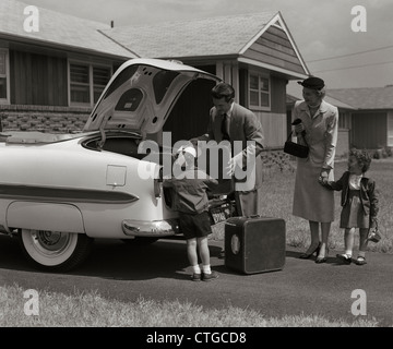 1950s FAMILY PACKING TRUNK OF 1953 CHEVROLET WITH SUITCASES Stock Photo