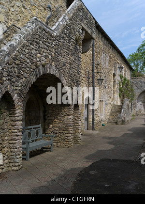 dh Beaulieu Abbey BEAULIEU HAMPSHIRE The Domus courtyard buildings church building priory uk Stock Photo