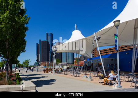 The Riverwalk Cafe in Rivard Plaza with the Renaissance Center city skyline behind, Detroit, Michigan, USA Stock Photo