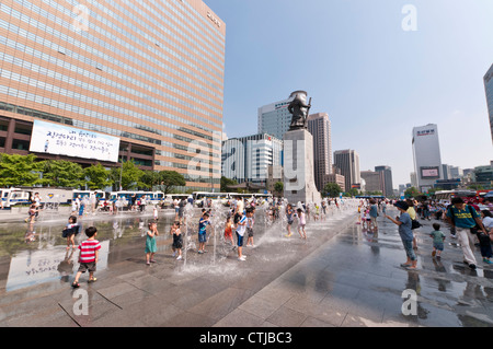 Children having a good time with fountain in Gwanghwamun Square in summer, Seoul, Korea Stock Photo