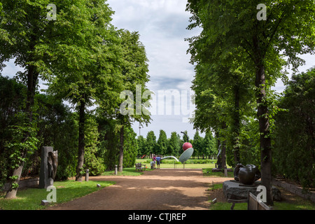 Minneapolis Sculpture Garden looking towards 'Spoonbridge and Cherry' sculpture, Walker Art Center, Minneapolis, Minnesota, USA Stock Photo