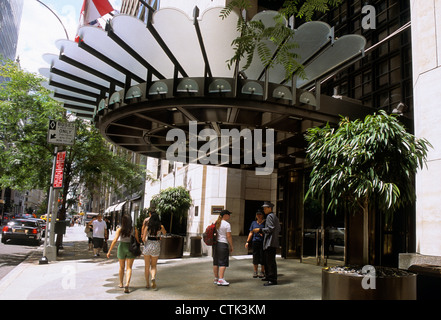 The Four Seasons Hotel in New York City. Marquee over front entrance and doorman talking to people on the street. 57th Street Midtown Manhattan, USA Stock Photo