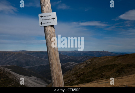 Trail marker on the trail to the summit of Mt Bogong (1986m), Victoria's highest peak, Alpine National Park, Victoria, Austral Stock Photo