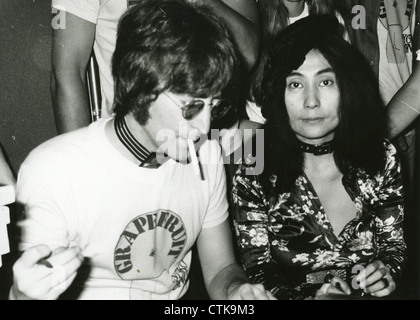 003912 - John Lennon and Yoko Ono at a Grapefruit book signing in Selfridges, London on  15th July 1971 Stock Photo