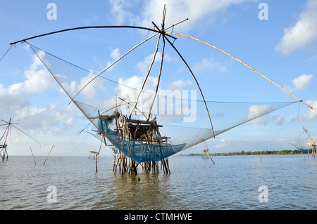 Fishermen fishing with big net in traditional and unique one-leg rowing  style during sunset on Inle Lake in Shan State, Myanmar, Burma Stock Photo  - Alamy