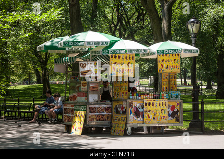 Hot Dog and Ice cream sidewalk vendor, Central Park, NYC Stock Photo