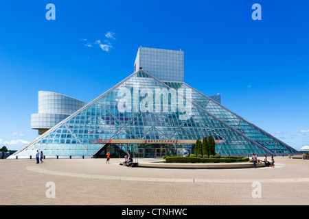 The Rock and Roll Hall of Fame Museum on the shores of Lake Erie, North Coast Harbor, Cleveland, Ohio, USA Stock Photo